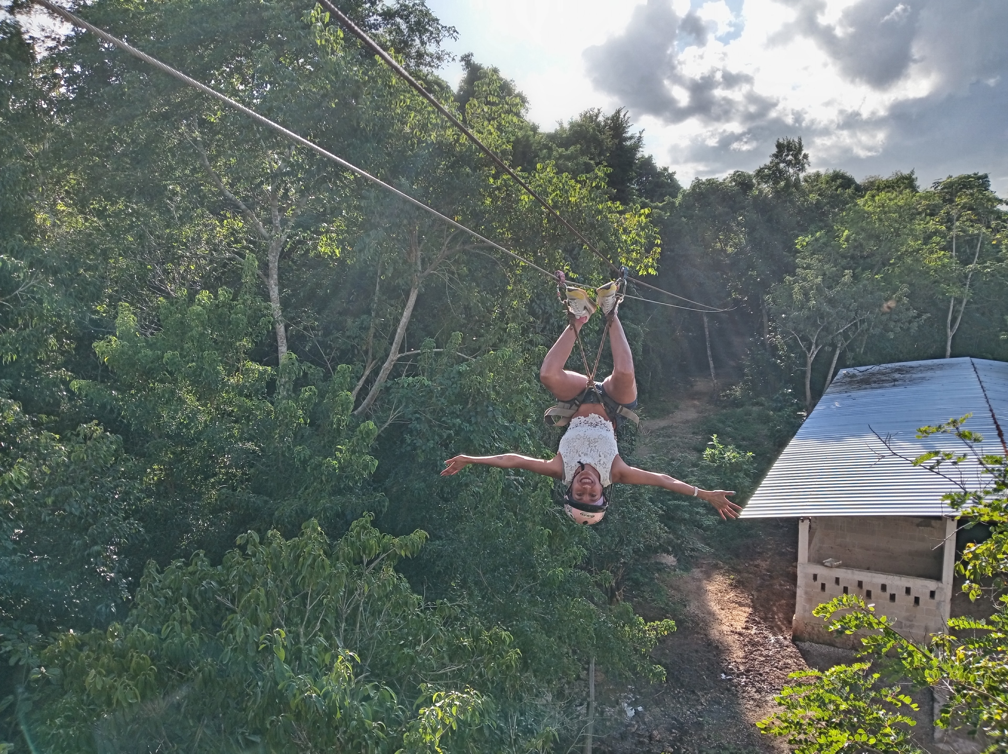 Tirolesa de cabeza en la selva — aventura extrema en cenote