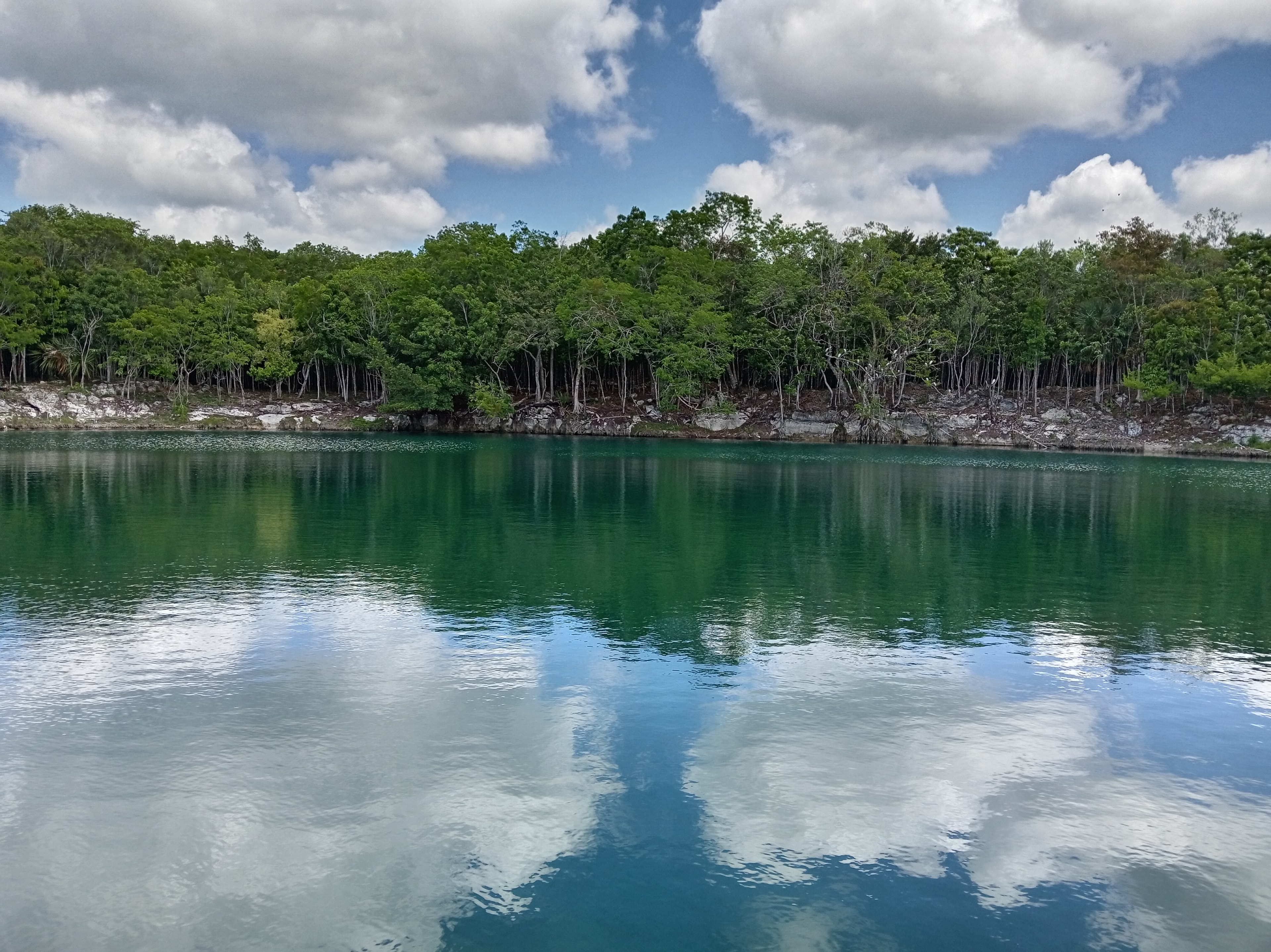 Laguna con reflejo de nubes — Quintana Roo