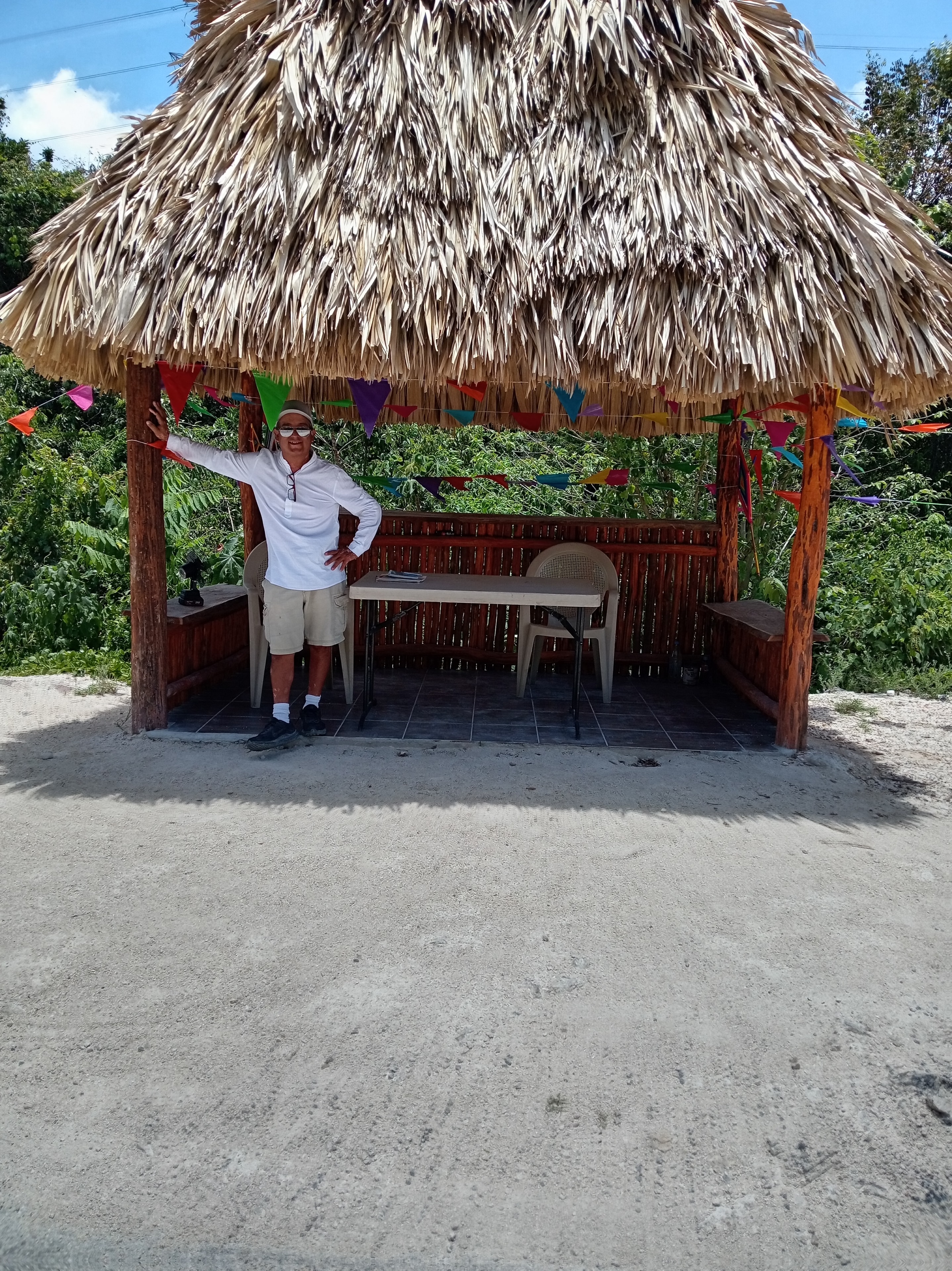 Guía en la palapa junto a la Ruta de los Cenotes